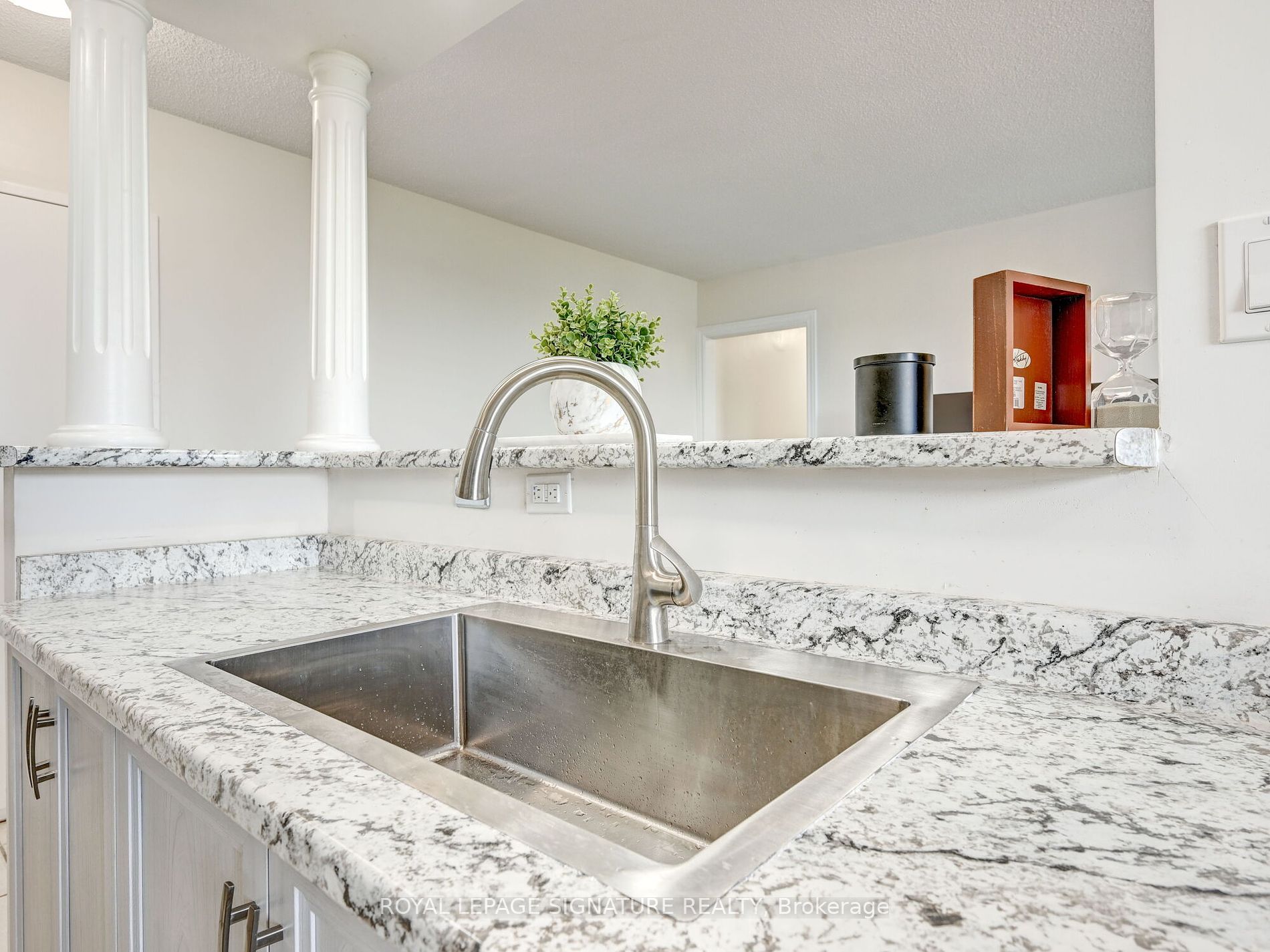 851 Queenston Rd, #902