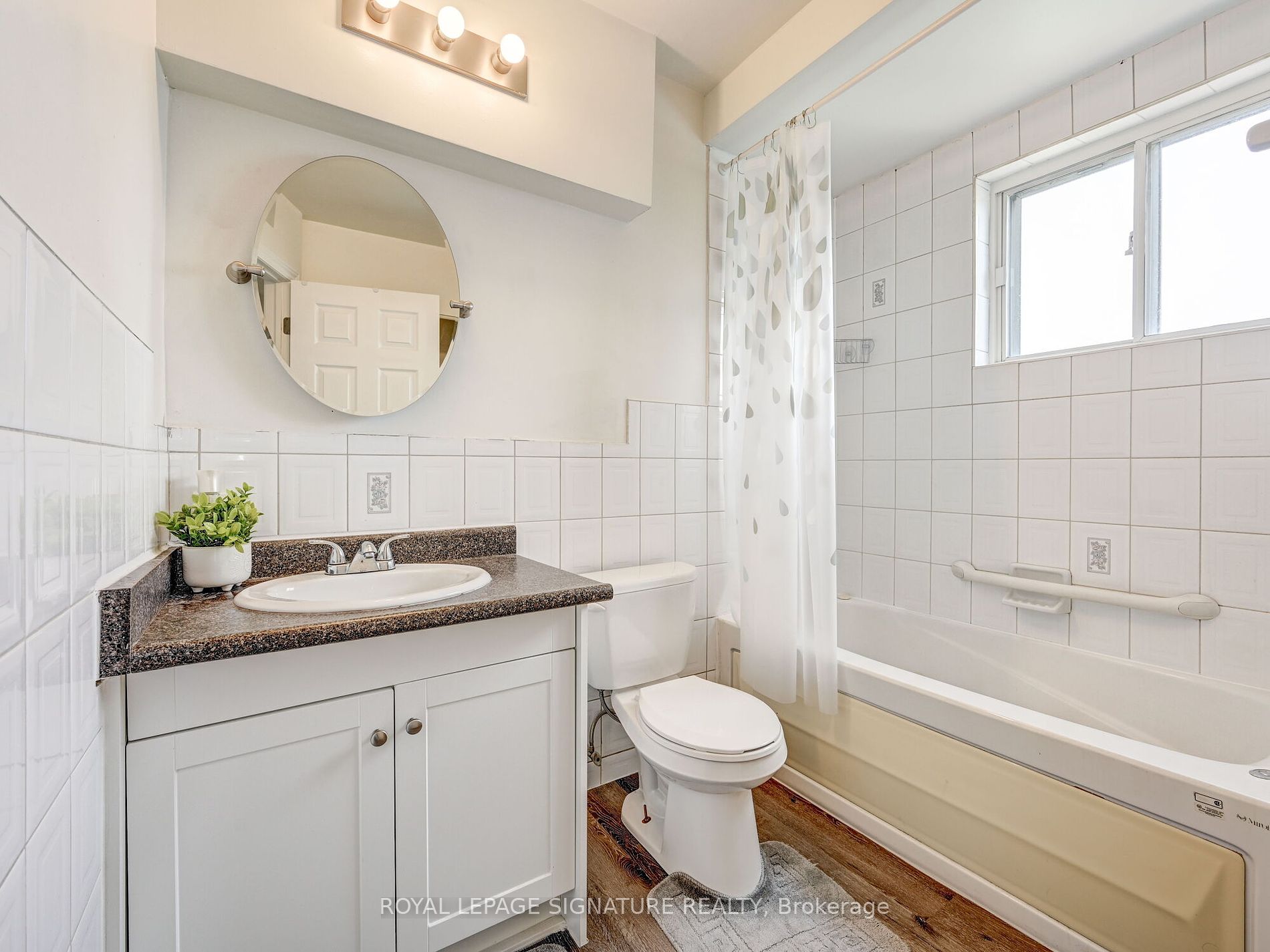 851 Queenston Rd, #902