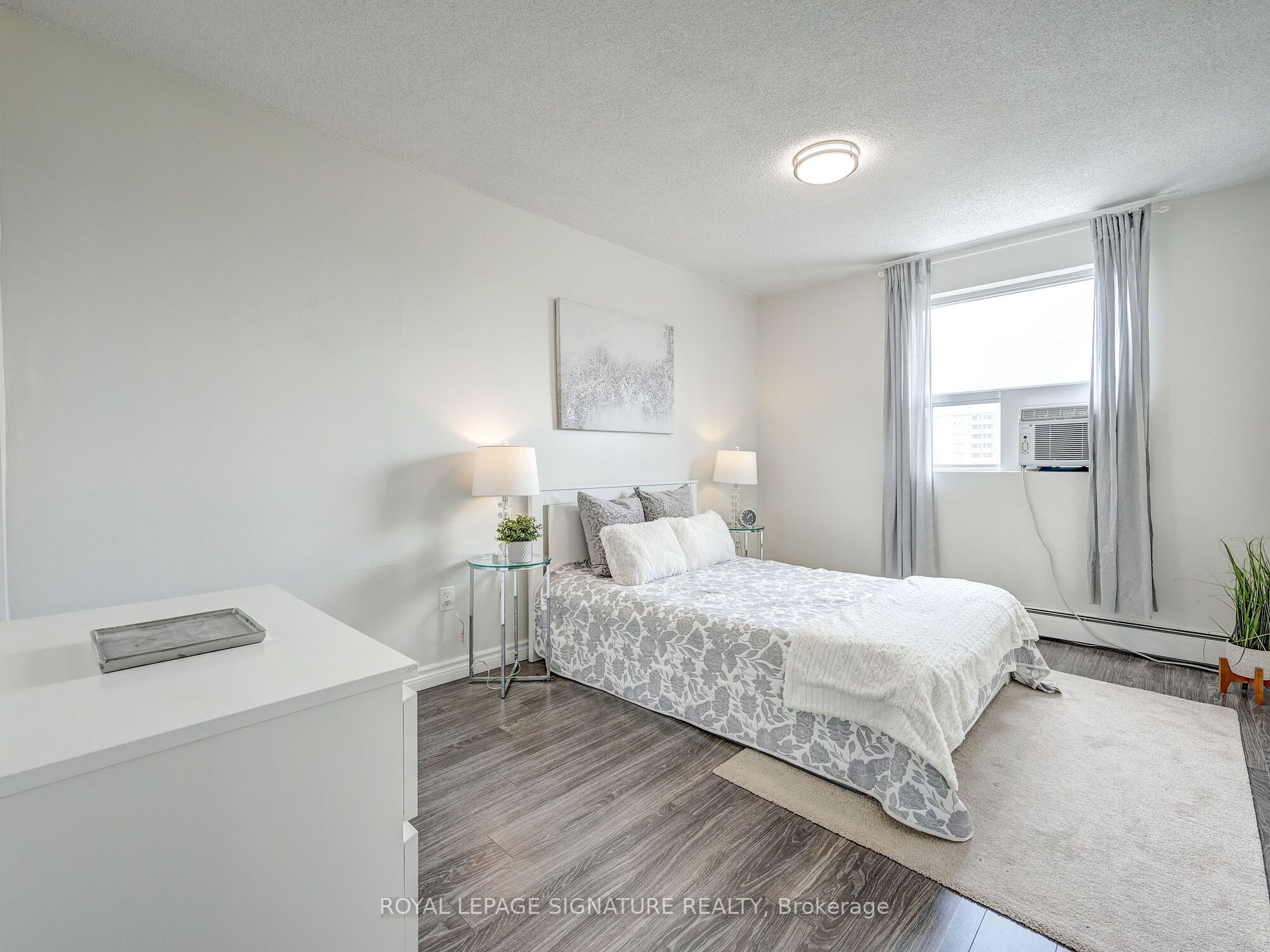 851 Queenston Rd, #902