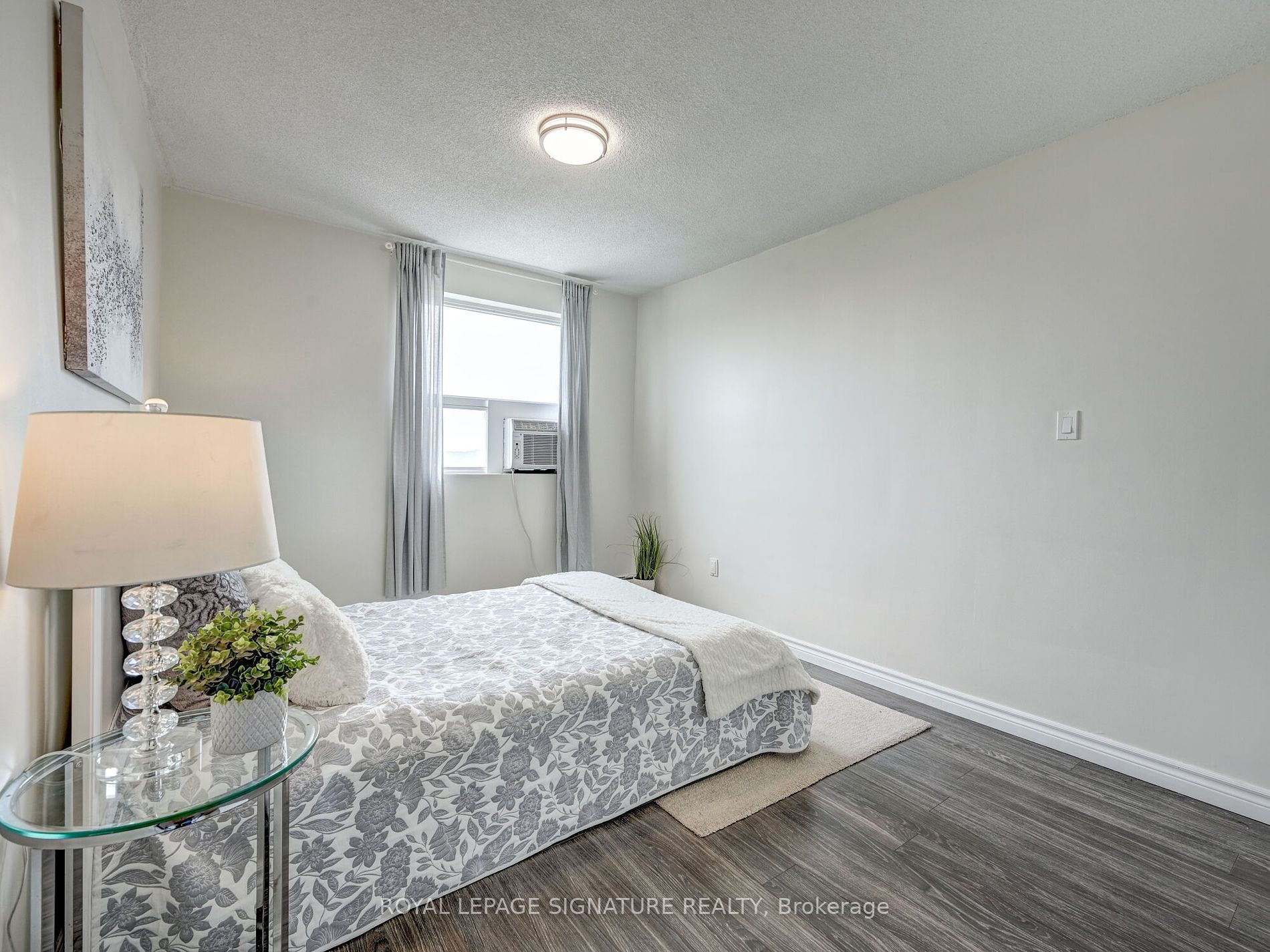 851 Queenston Rd, #902