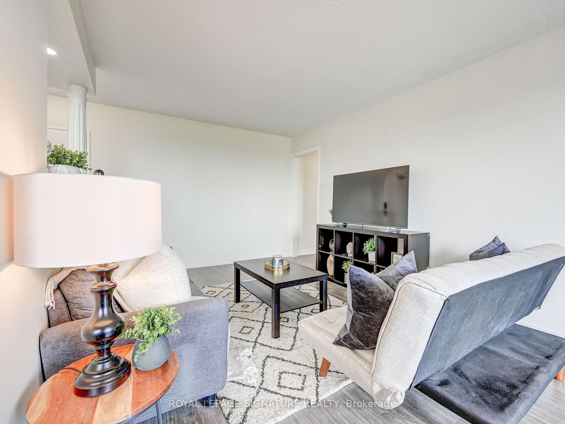 851 Queenston Rd, #902