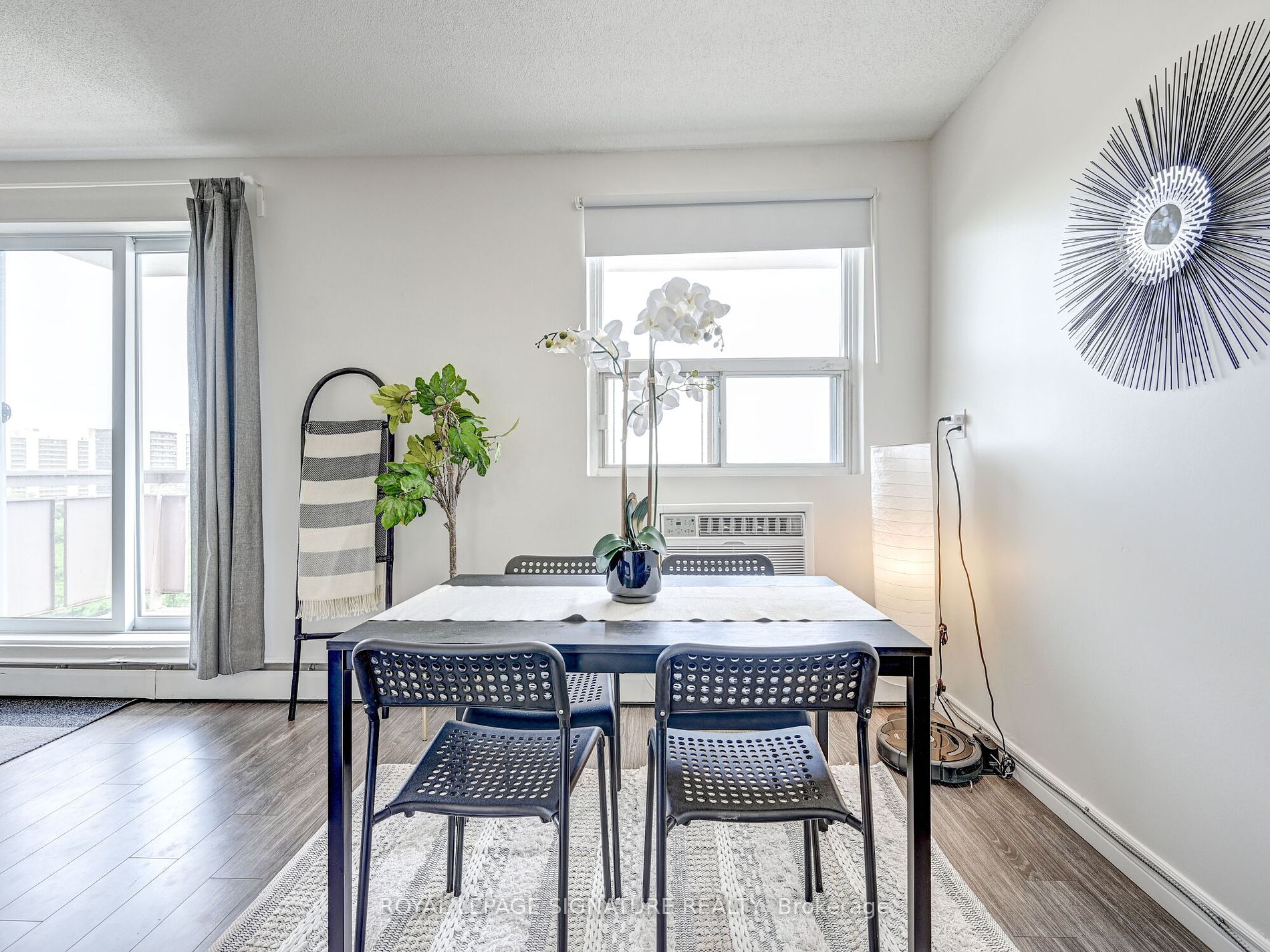 851 Queenston Rd, #902