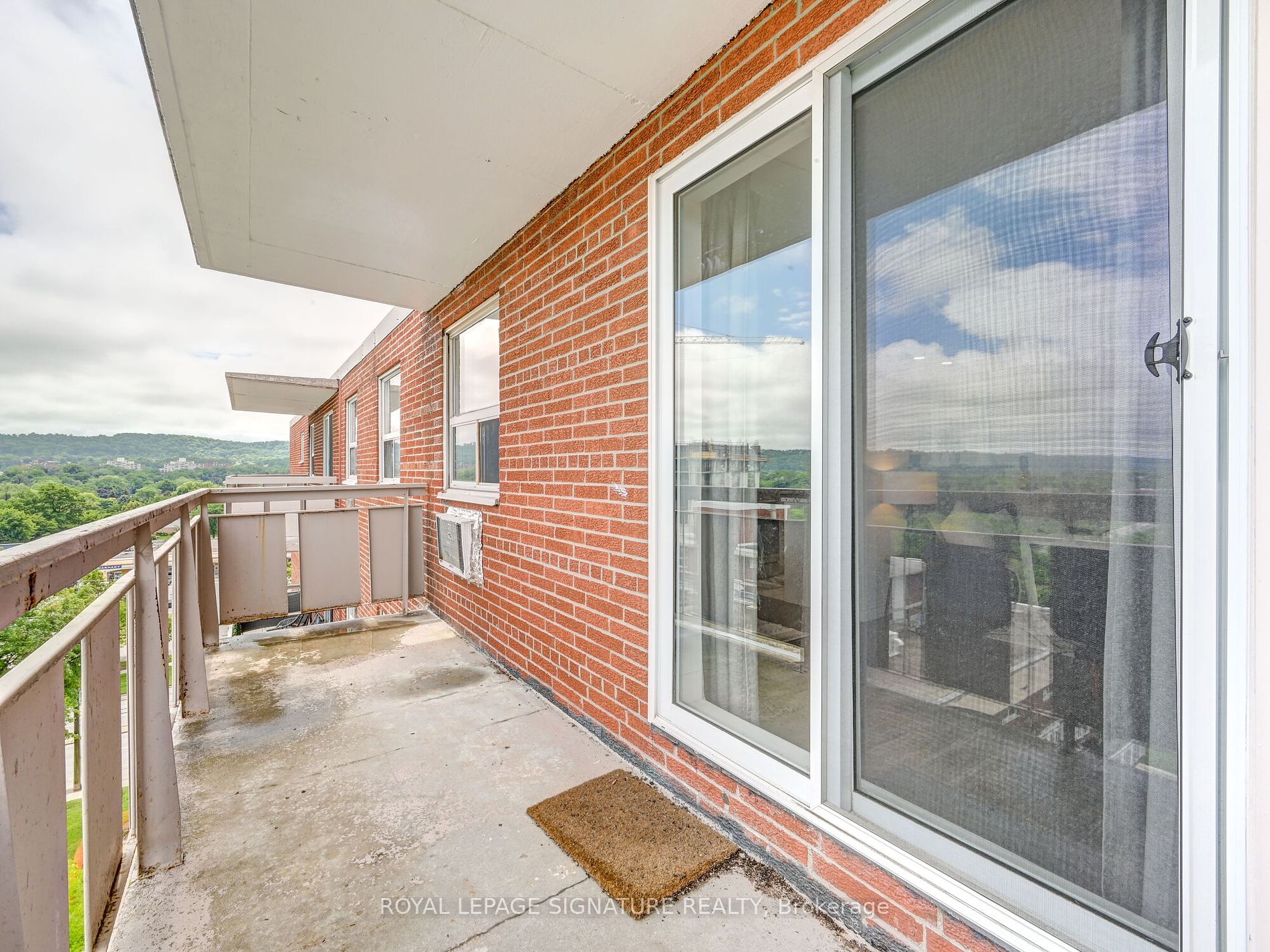 851 Queenston Rd, #902