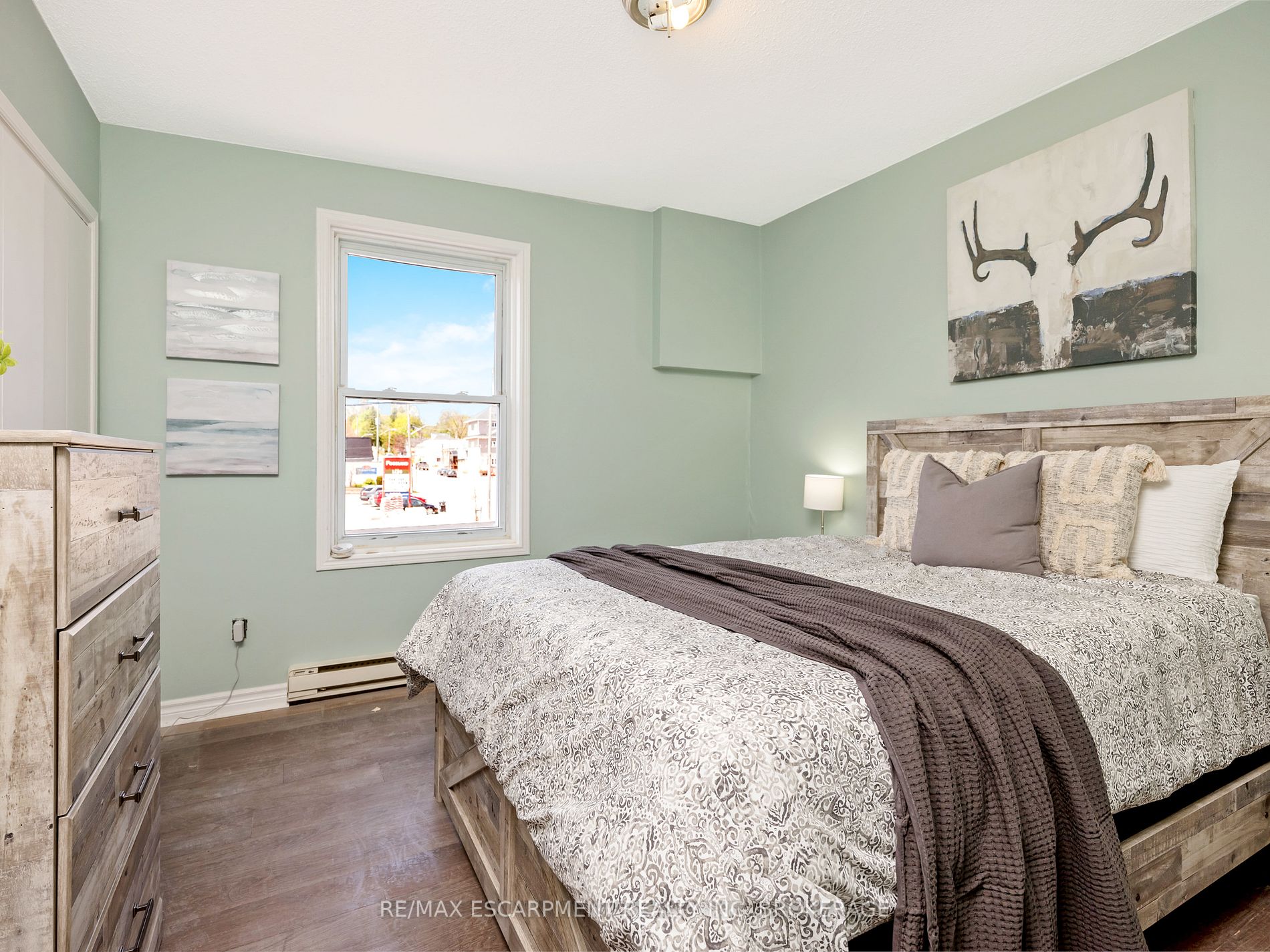 100 Trafalgar Rd