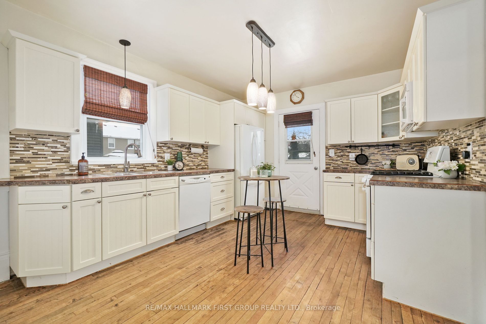 14 James St E