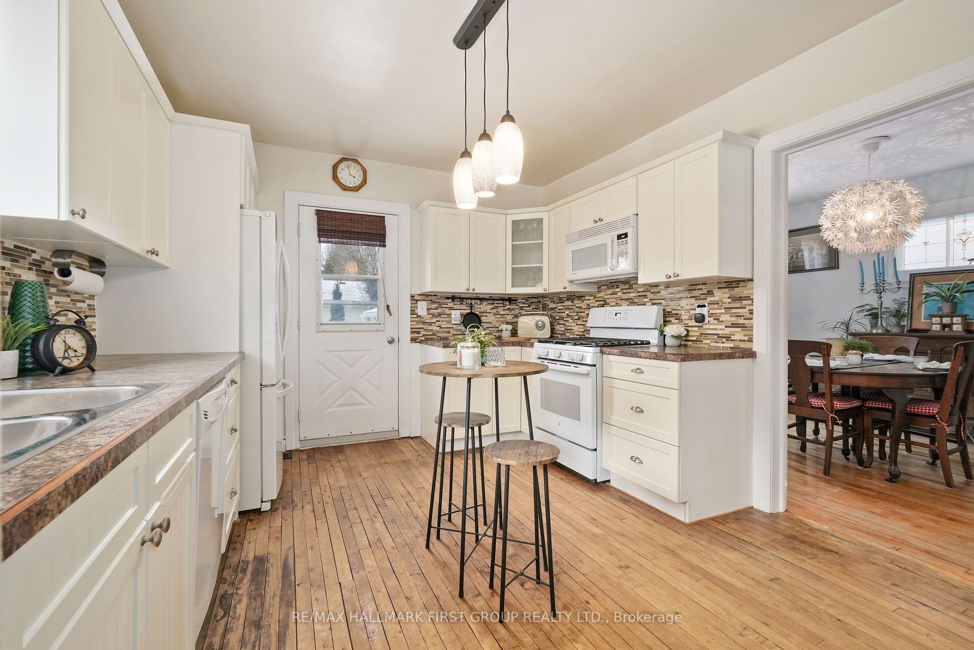 14 James St E
