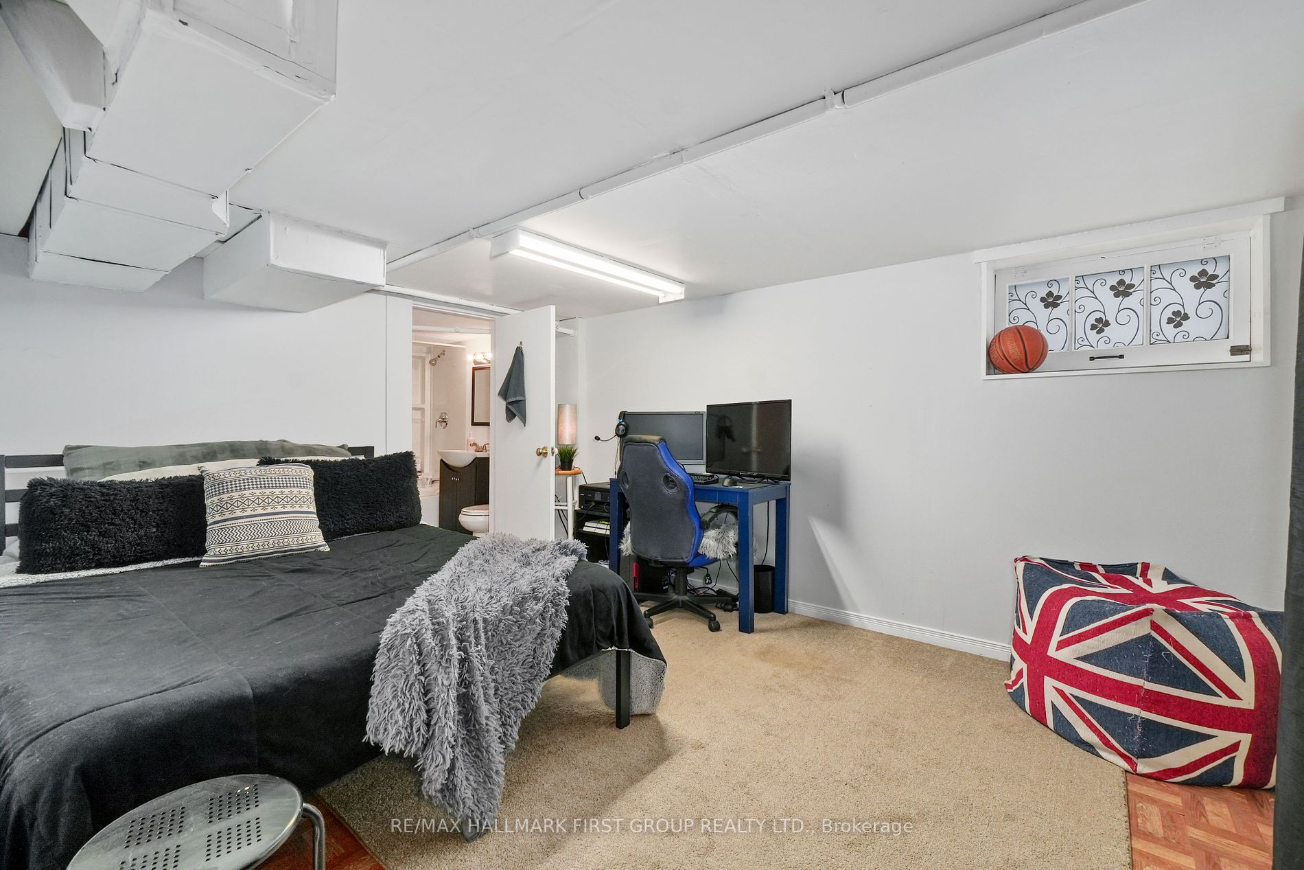 14 James St E