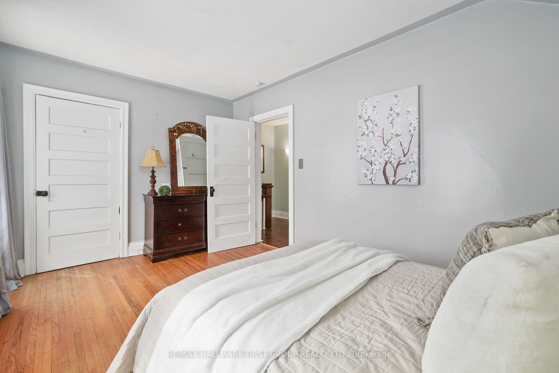 14 James St E
