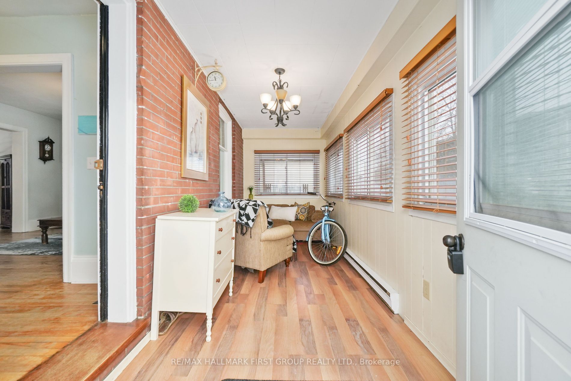 14 James St E