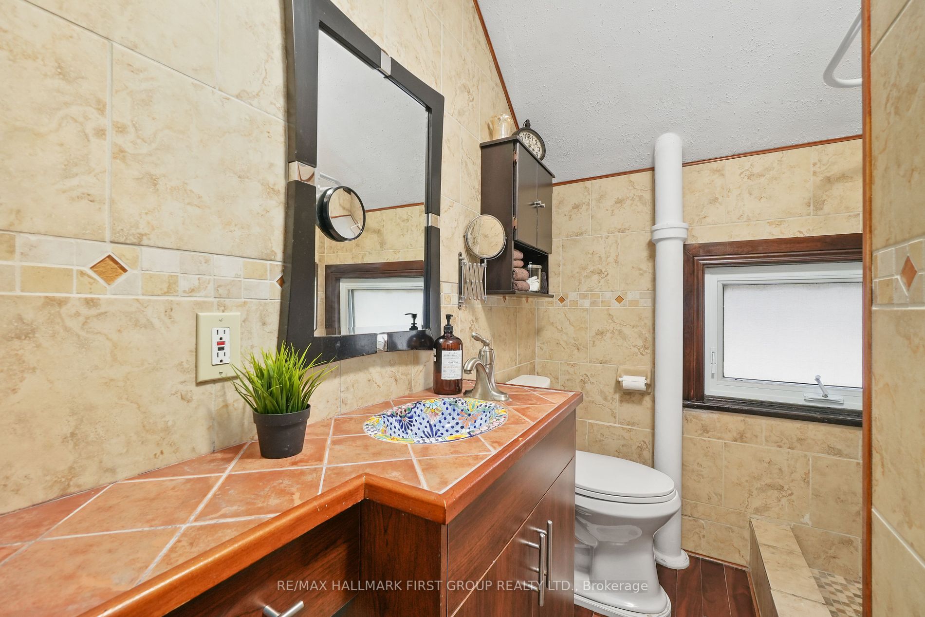 14 James St E