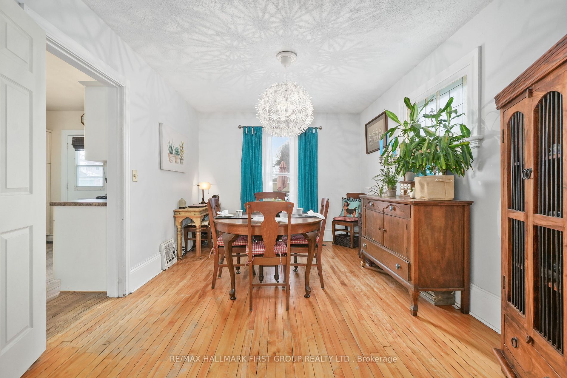 14 James St E