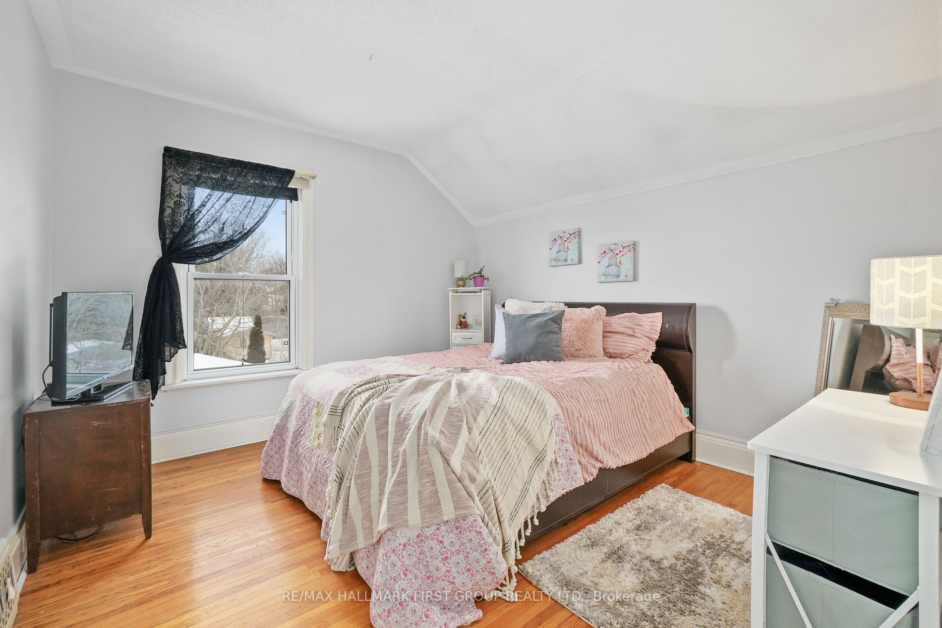 14 James St E