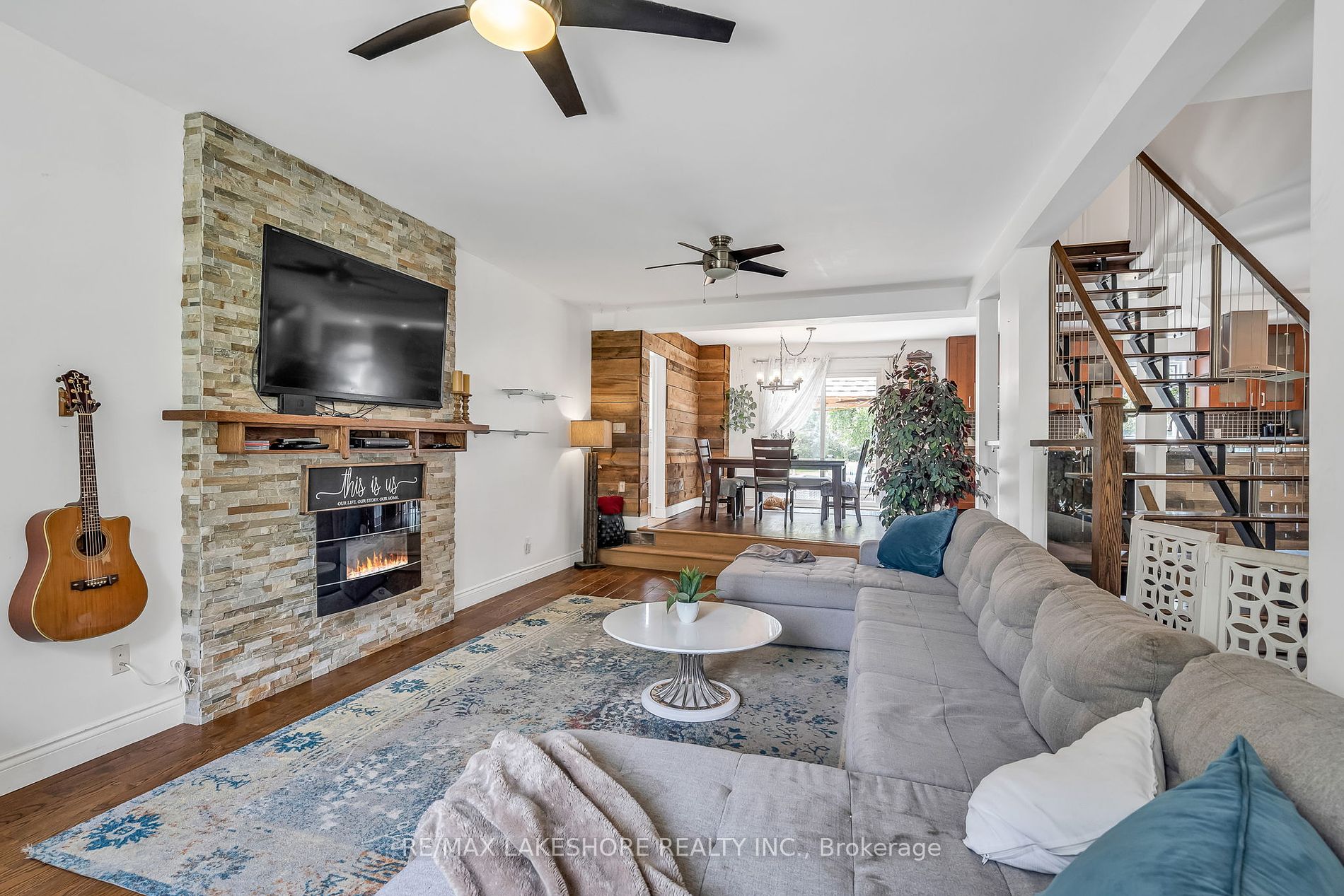 3842 Larose Cres