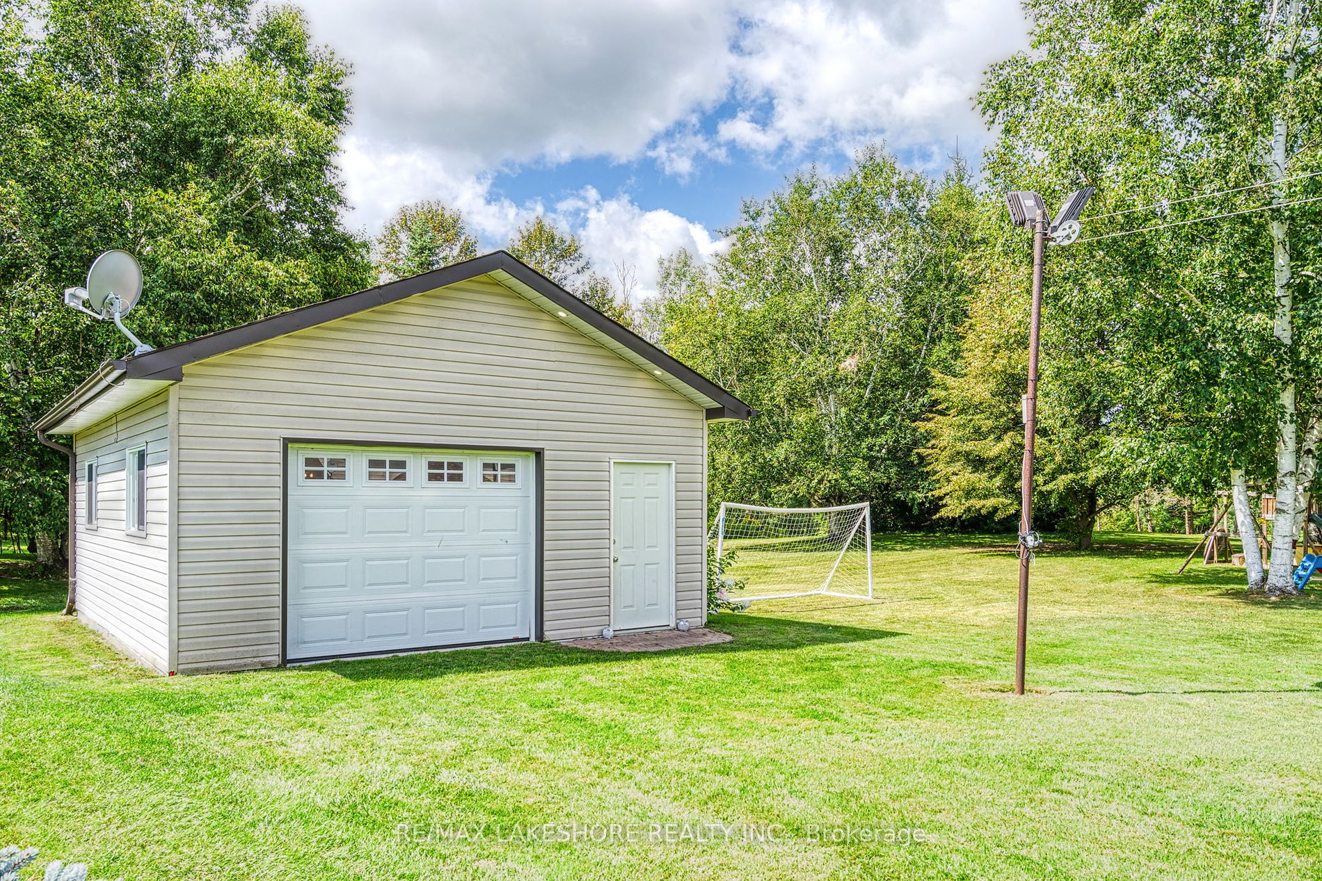 3842 Larose Cres