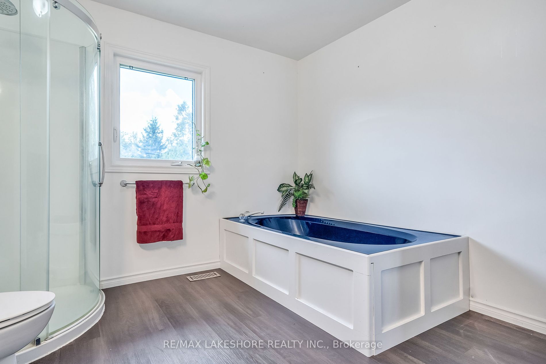 3842 Larose Cres