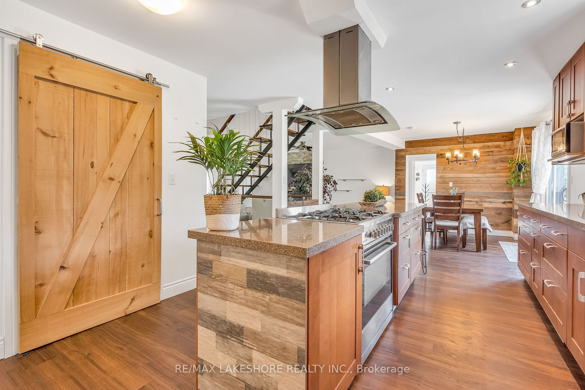 3842 Larose Cres