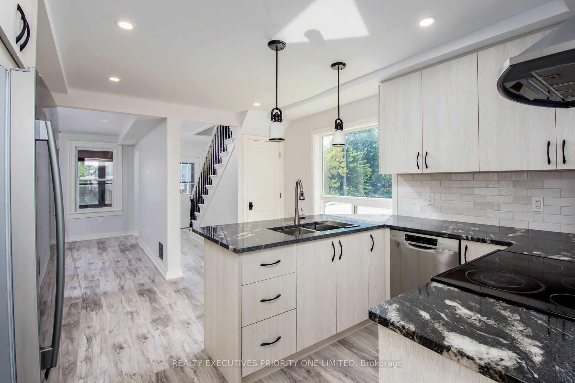 152 Main Street W
