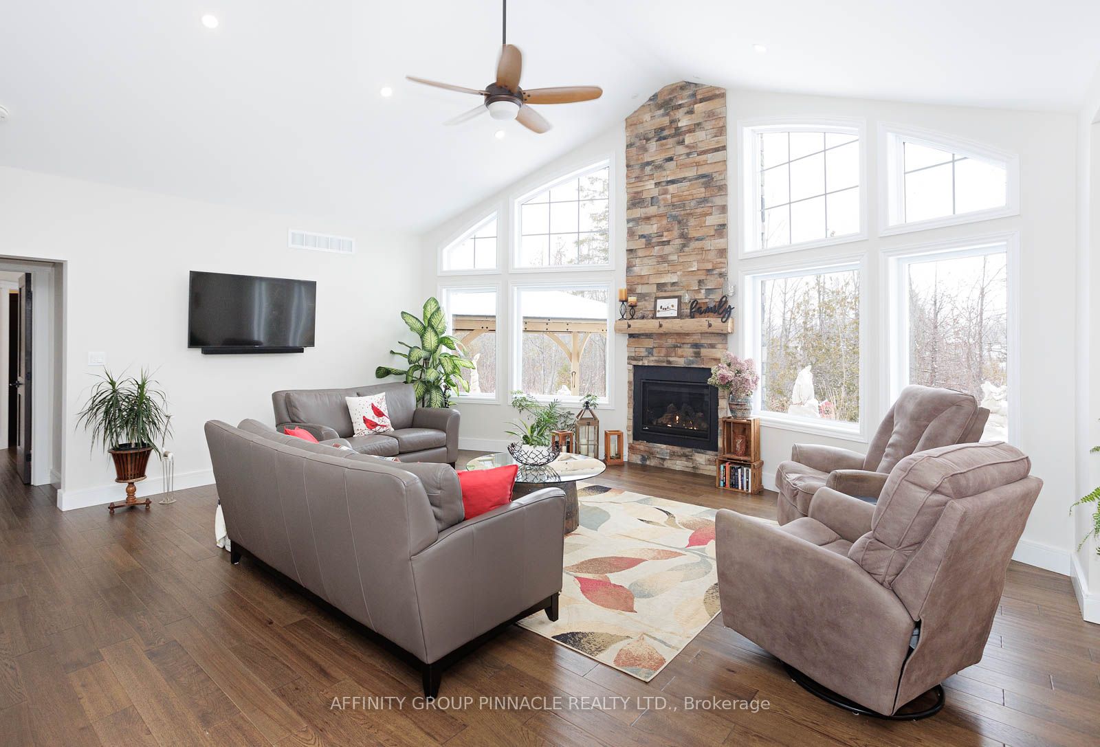 32 MCLARENS CREEK Road