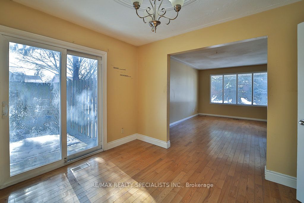 2 Pipers Green Court