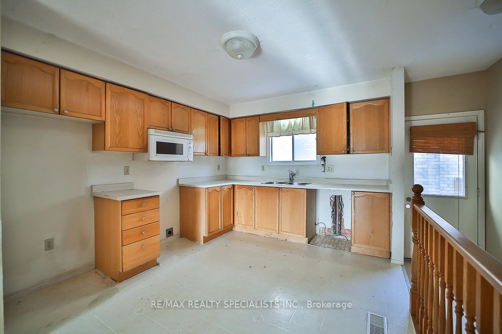2 Pipers Green Court