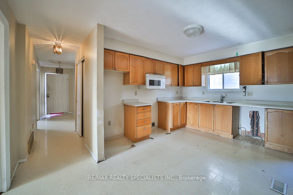 2 Pipers Green Court