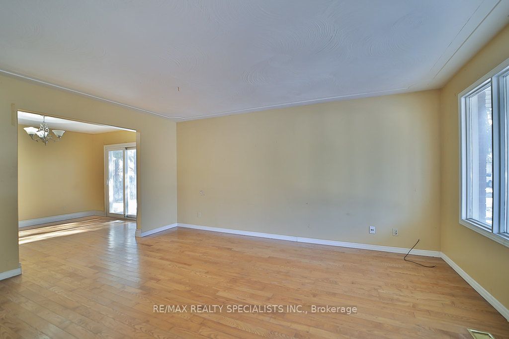 2 Pipers Green Court