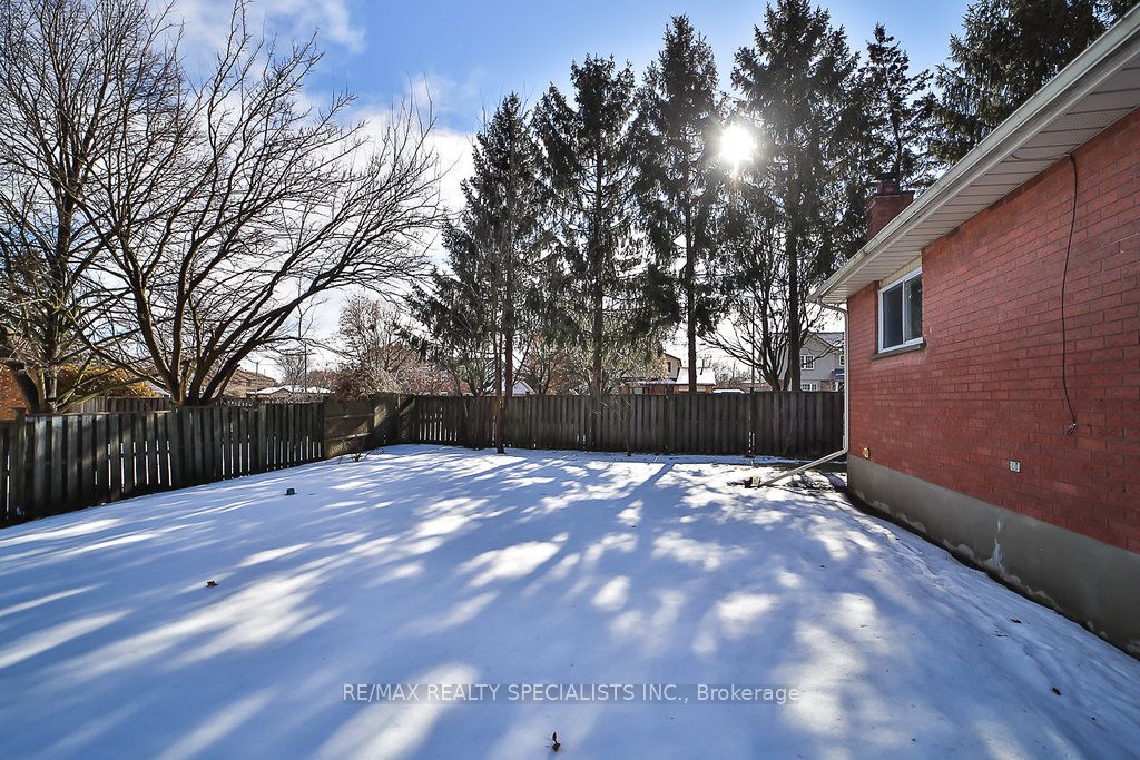 2 Pipers Green Court
