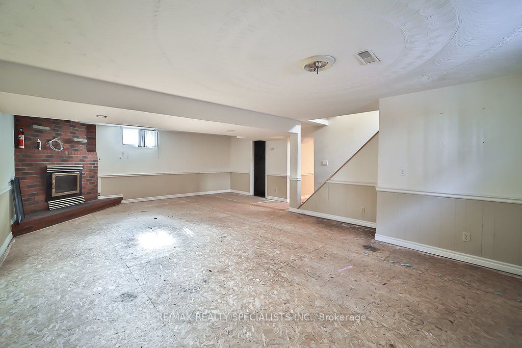 2 Pipers Green Court