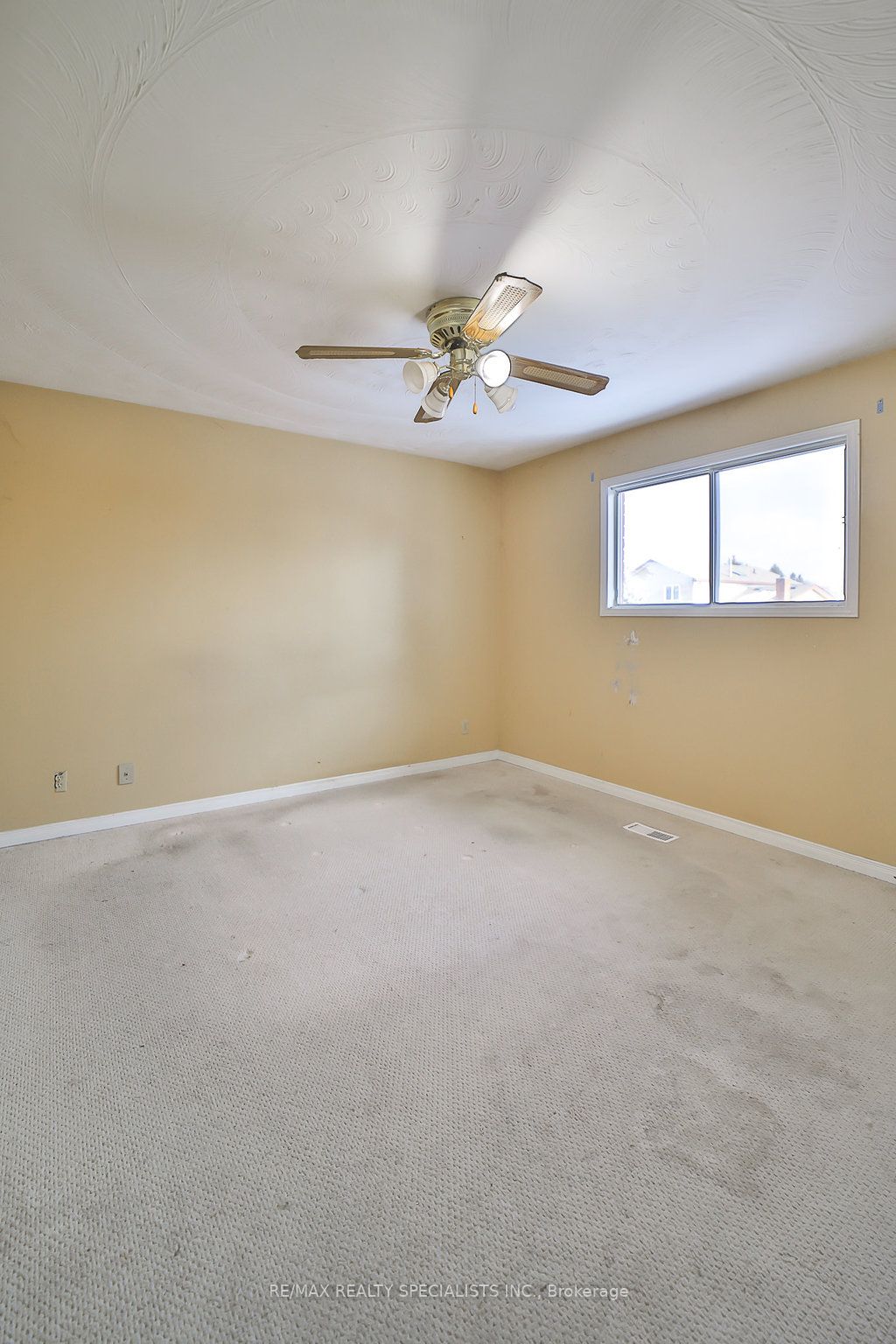 2 Pipers Green Court