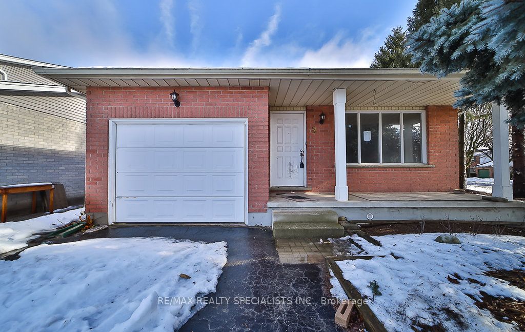 2 Pipers Green Court