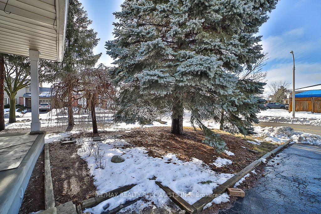 2 Pipers Green Court
