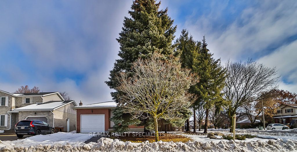 2 Pipers Green Court