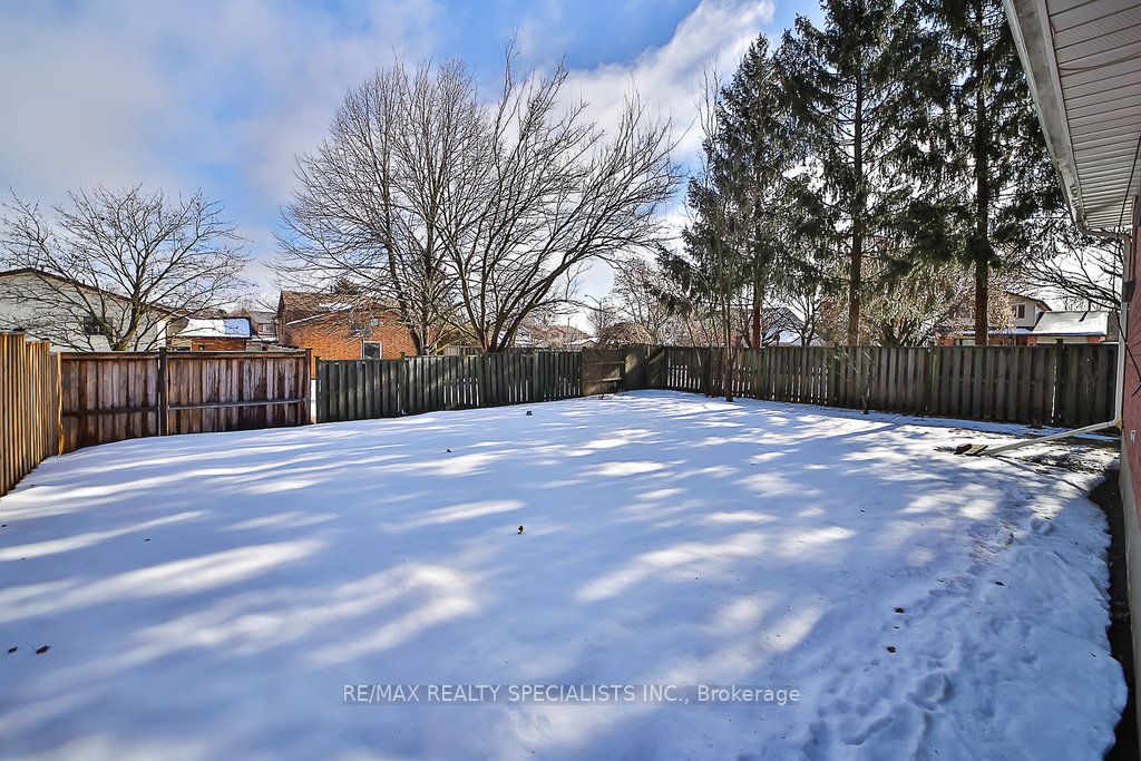2 Pipers Green Court