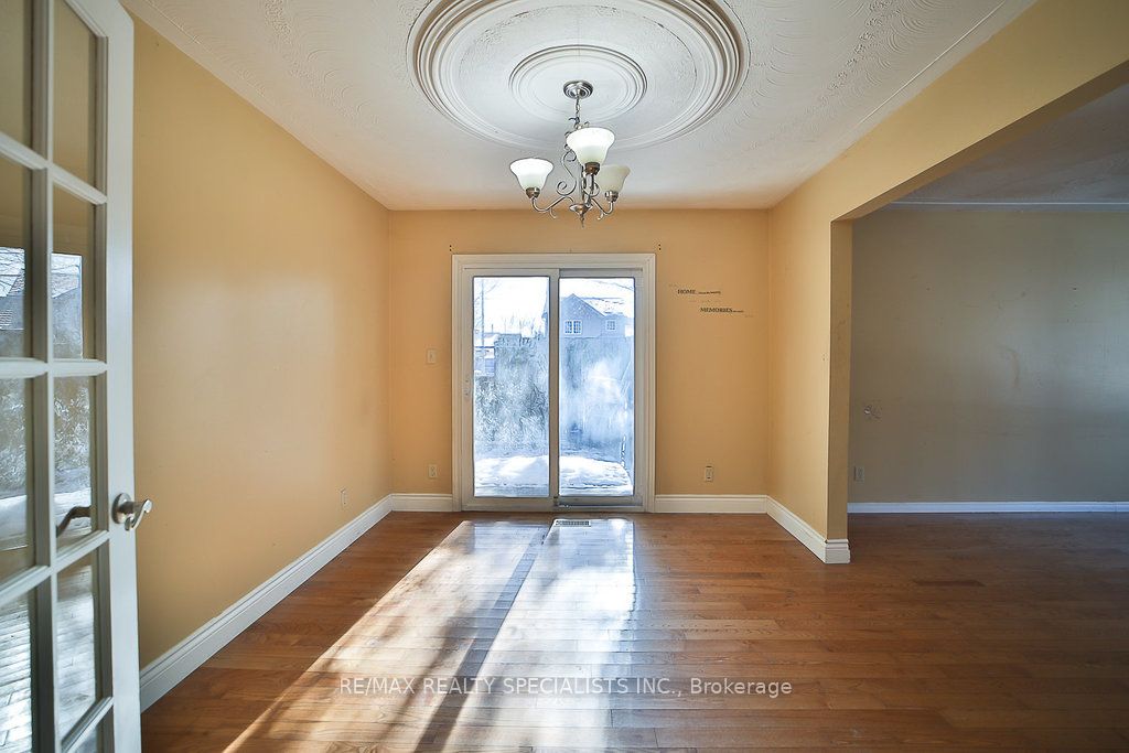 2 Pipers Green Court