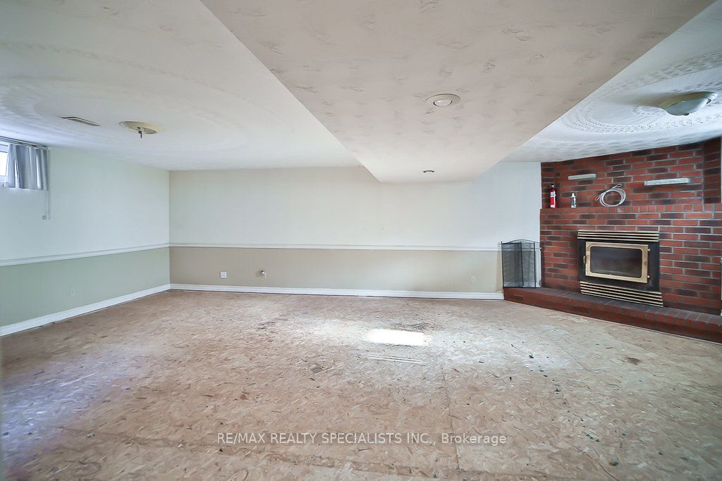 2 Pipers Green Court