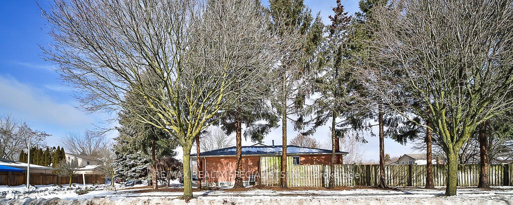 2 Pipers Green Court
