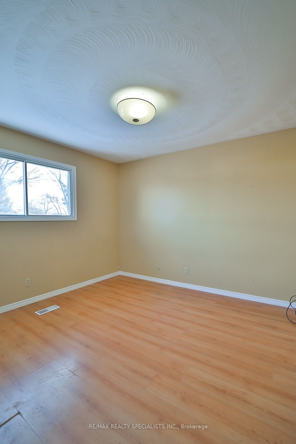2 Pipers Green Court
