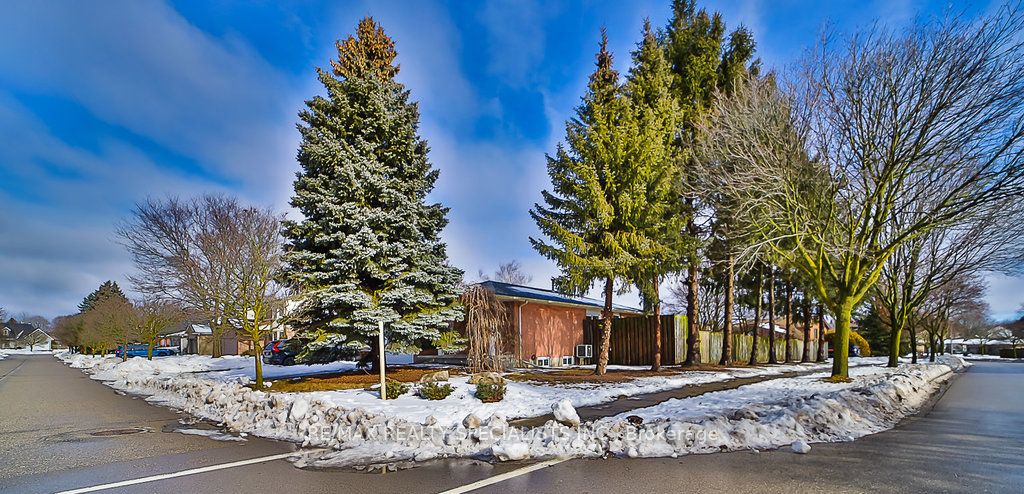 2 Pipers Green Court