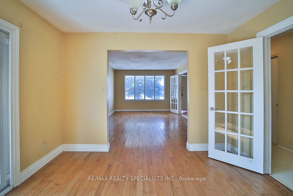 2 Pipers Green Court