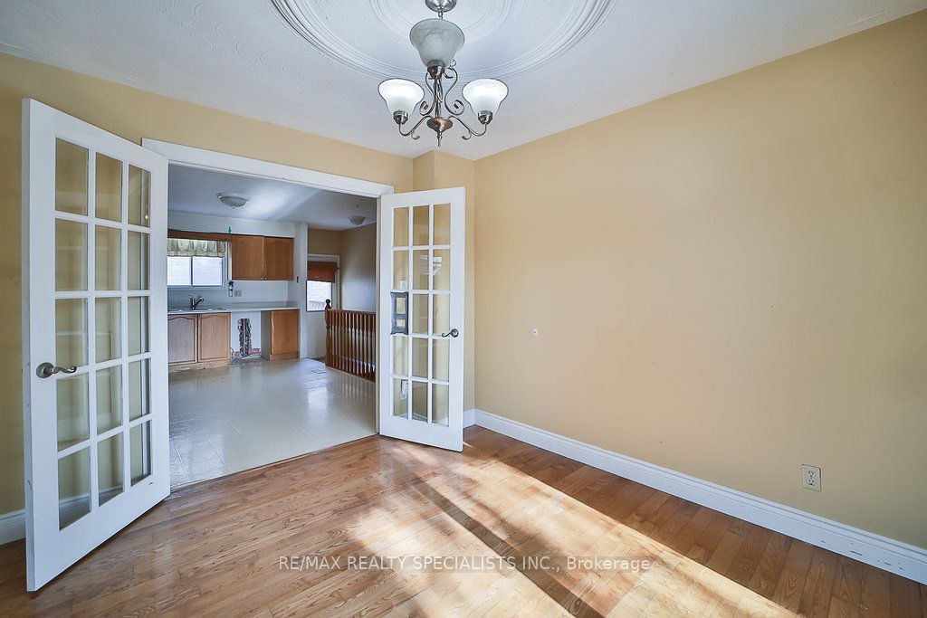 2 Pipers Green Court