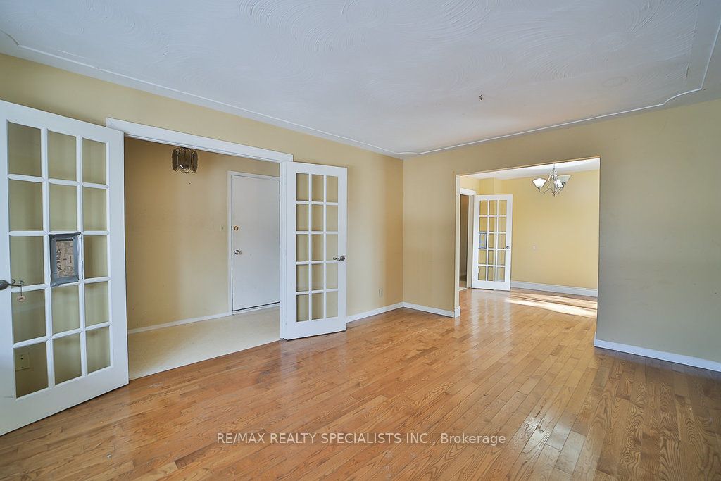 2 Pipers Green Court