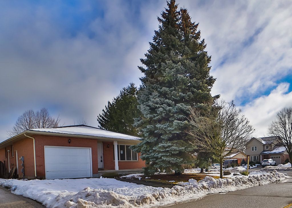 2 Pipers Green Court