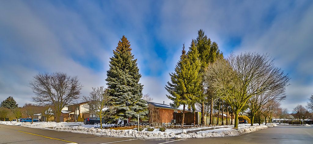 2 Pipers Green Court