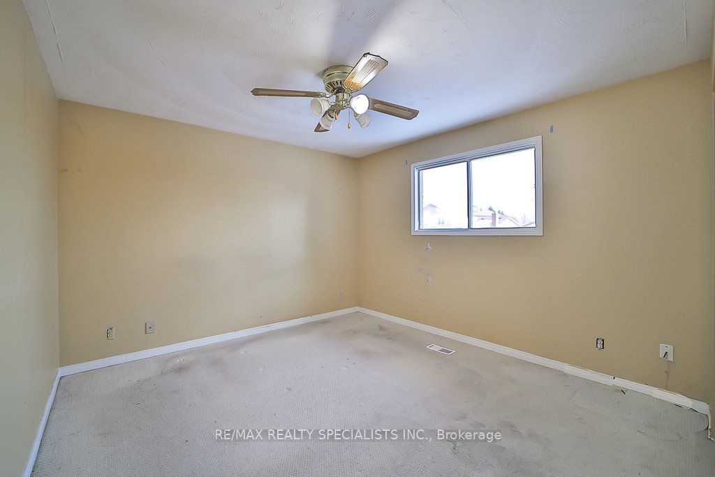 2 Pipers Green Court