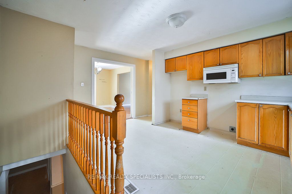 2 Pipers Green Court