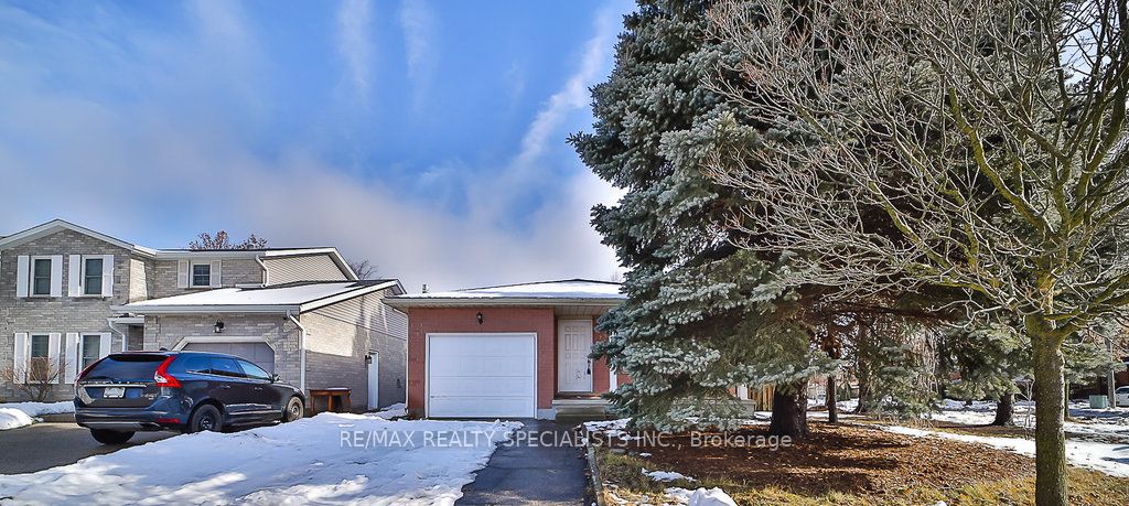 2 Pipers Green Court