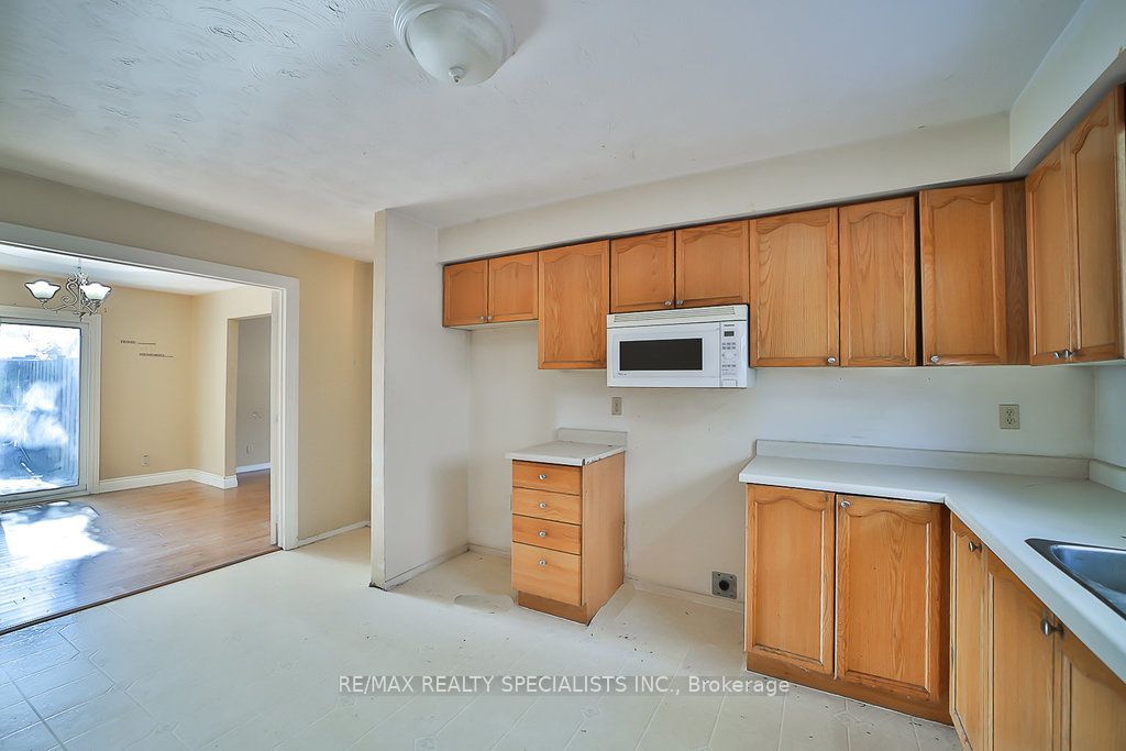 2 Pipers Green Court