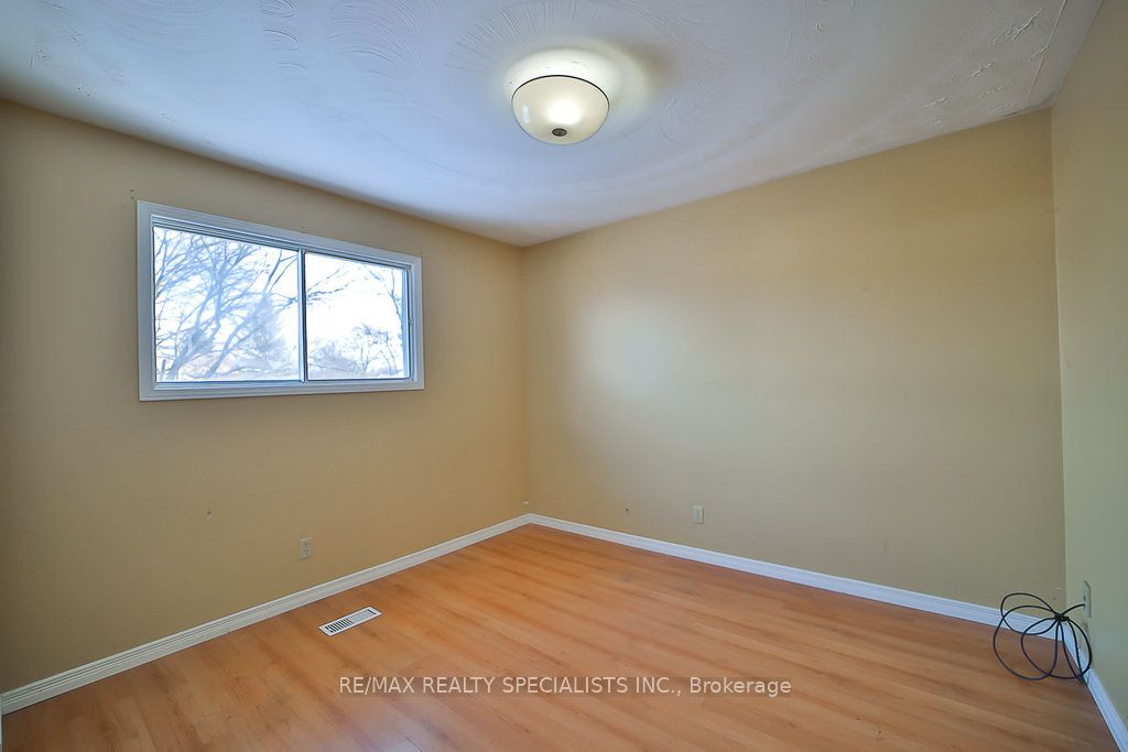 2 Pipers Green Court