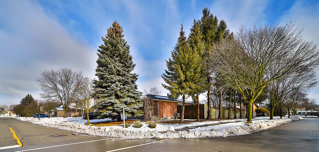 2 Pipers Green Court