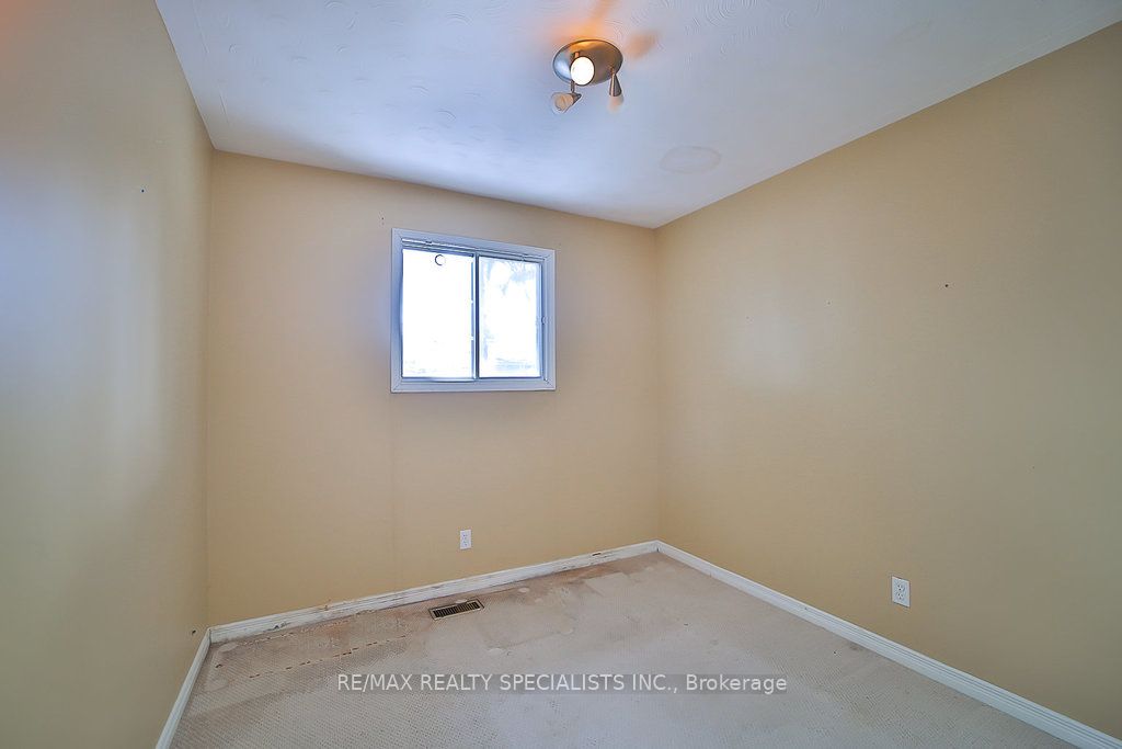 2 Pipers Green Court